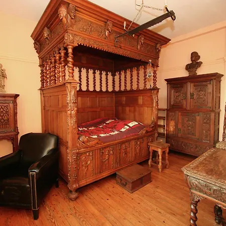 Near Castle, Cleaning Included * בוילון